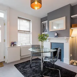 Ashton House - Stylish 2 Bedroom House, Close To Luton Town Center & Airport Holiday home