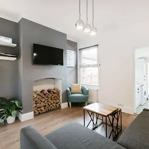 Cambridge House - Modern 2 Bedroom House, Close To Luton Airport & Town Centre Holiday home